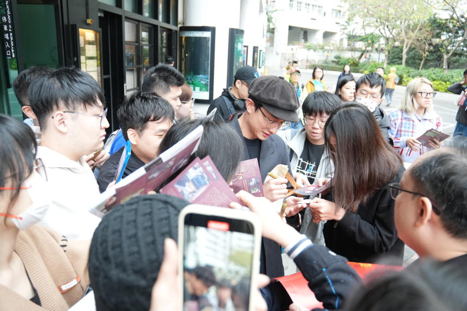 <strong>劉俊謙是香港人氣演員，所到之處都有熱情影迷向他要簽名。（圖／MOM Production Limited 提供）</strong>