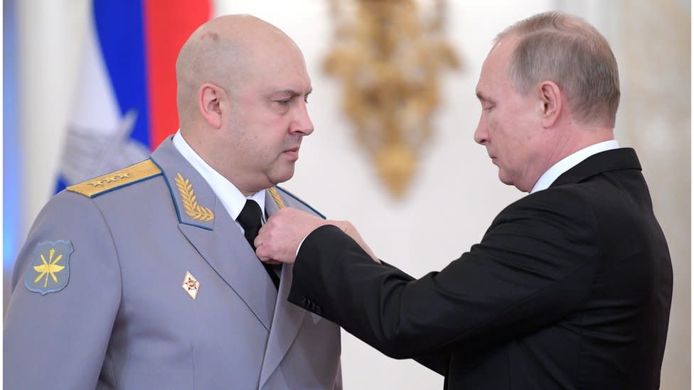 Serguéi Surovikin y Vladimir Putin en 2017.