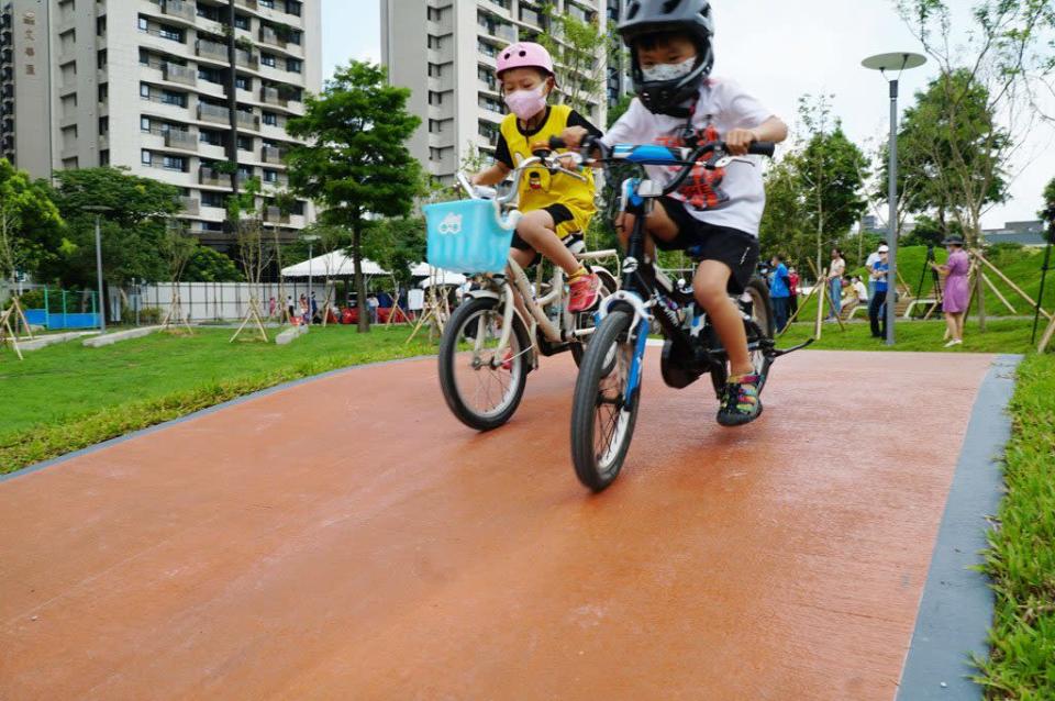 特色公園之一的興隆公園，Push Bike設有５種障礙，讓小孩愈玩愈聰明。（新竹縣政府提供）