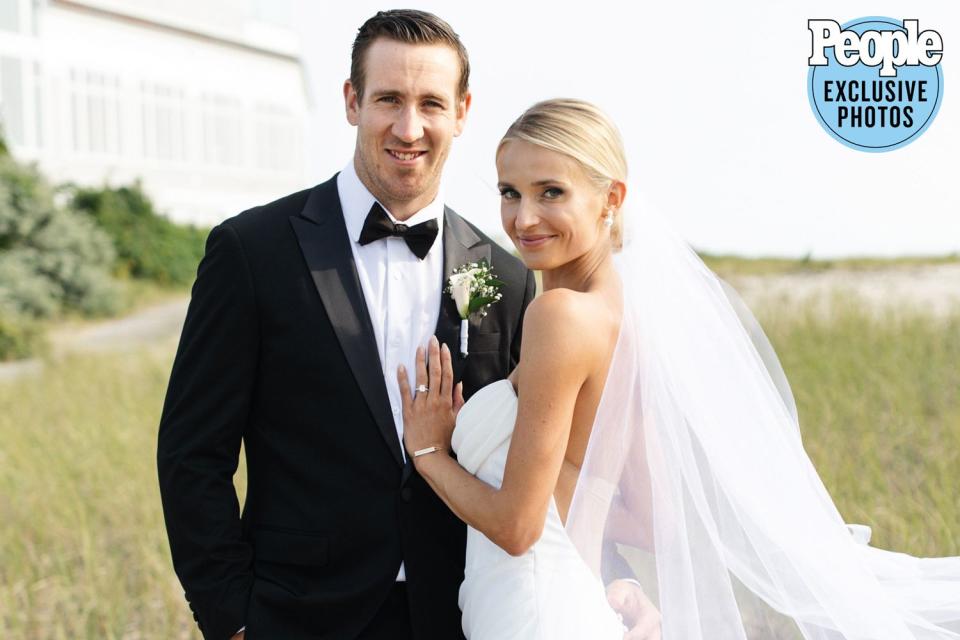 <p>Julianne Lesinski <a href="https://www.instagram.com/scarletroots/">@scarletroots </a></p> Kevin Hayes Philadelphia Flyers wedding