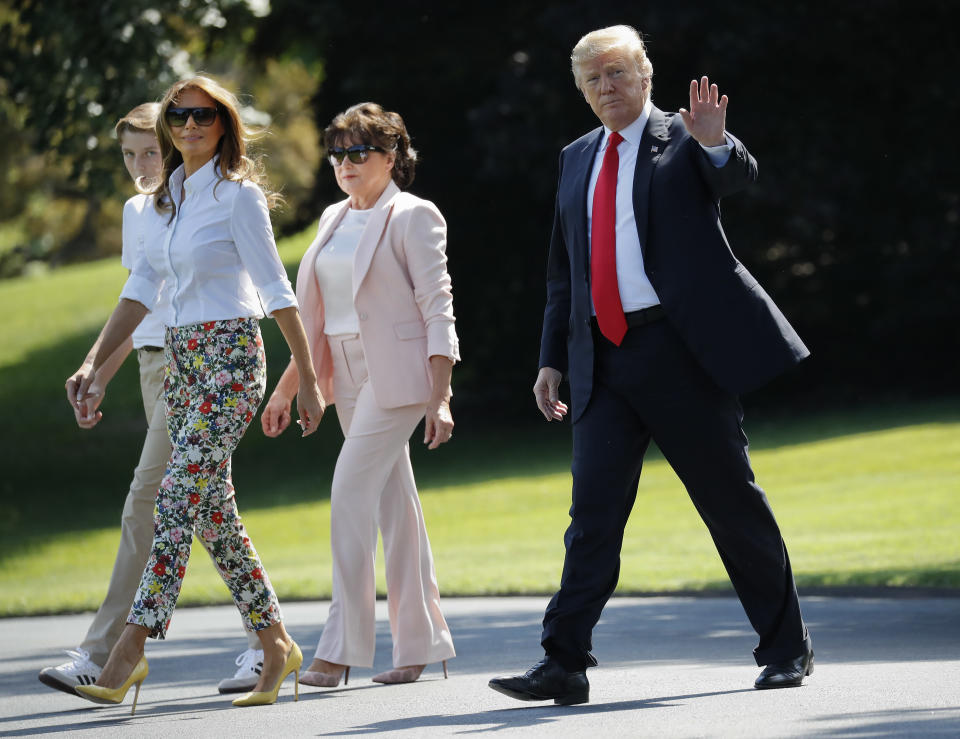 Sohn Barron, First Lady Melania Trump und ihre Mutter Amalija Knavs schreiten stilbewusst über den Rasen des Weißen Hauses. (Bild: AP)