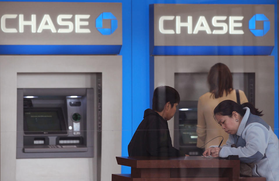 Customers use Chase Bank ATMs in Chicago, Illinois.  (Credit: Scott Olson/Getty Images)