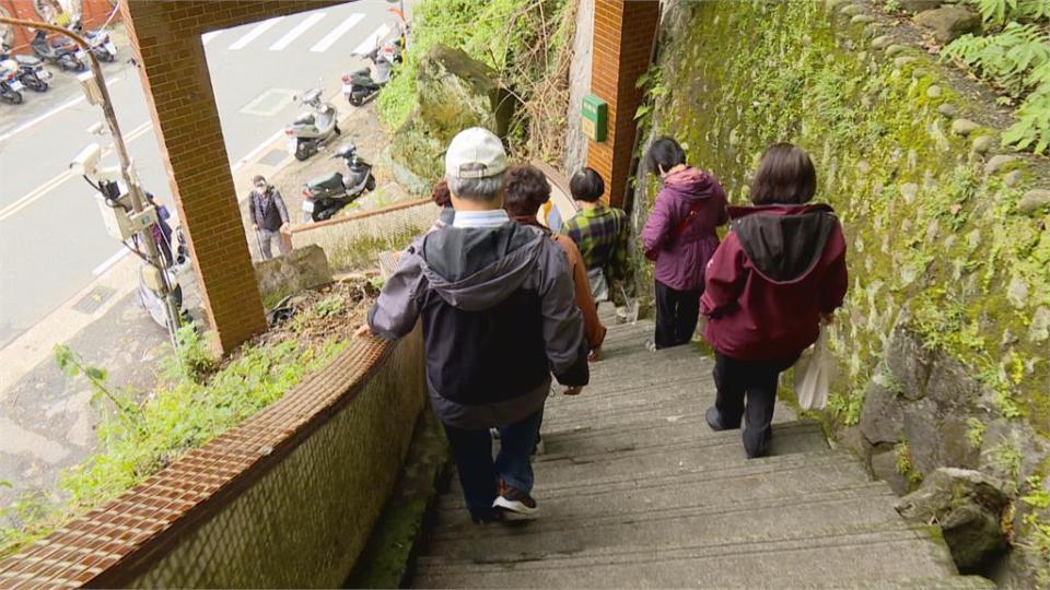 地主封路堵階梯！ 北投「至妙寺」信徒參拜得爬200階