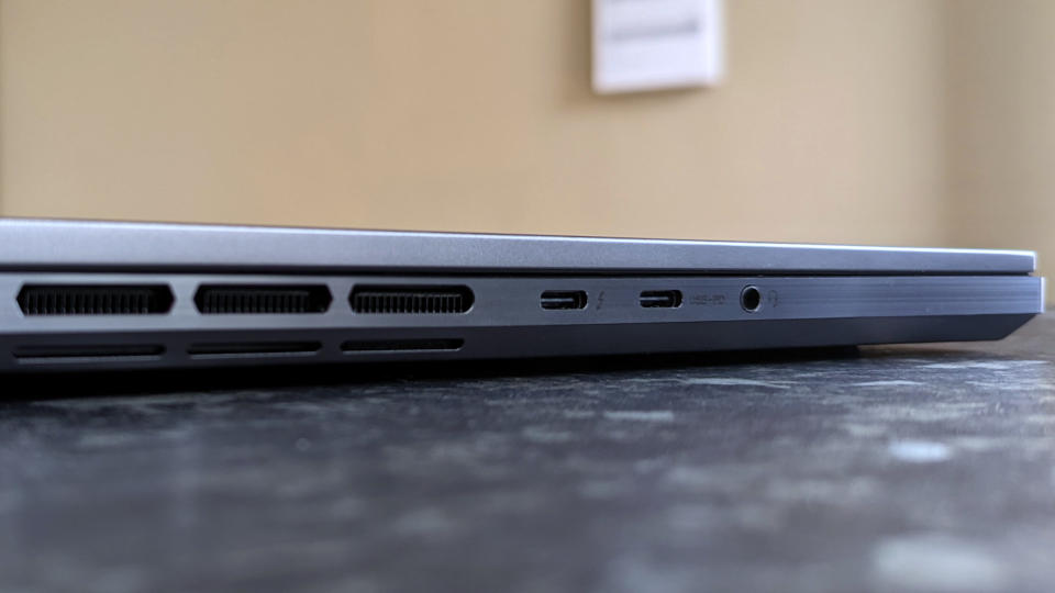 Legion Slim 7i (Gen 8) ports