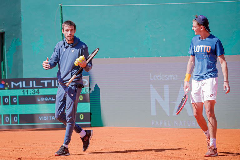 Leo Mayer y el sparring Luciano Ambrogi (19 años), durante uno de los ensayos del equipo nacional de Copa Davis, en el BALTC