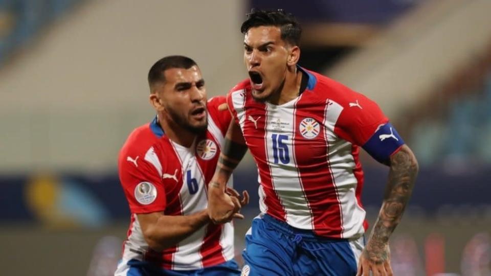 Gustavo G&#xf3;mez, de Paraguay, celebrando un gol.