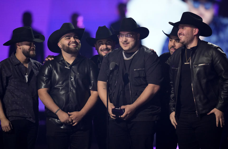 Grupo Frontera recibe el premio a mejor canción regional mexicana por "No se va (en vivo)" en los Latin American Music Awards el jueves 20 de abril de 2023 en la arena MGM Grand Garden en Las Vegas. (Foto AP/John Locher)