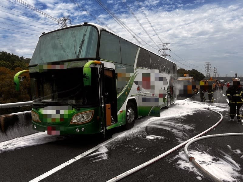 台南北上遊覽車國道突起火  乘車師生均安 搭載台南後甲國中師生要前往桃園參賽的遊覽車25日 中午在國道3號龍井路段起火燃燒，所幸師生皆安全 逃出，火勢於12時10分撲滅，後續交由台中市消防局 鑑識調查。 （民眾提供） 中央社記者郝雪卿傳真  113年5月25日 