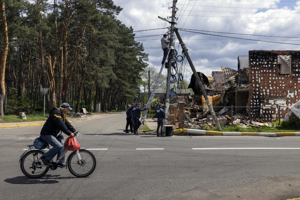 Hasta el mes de junio, la guerra había destruido o dañado cerca del quince por ciento de la infraestructura de internet en Ucrania, incluyendo los cables que se encontraban en reparación en Irpín, cerca de Kiev. (Ivor Prickett/The New York Times)