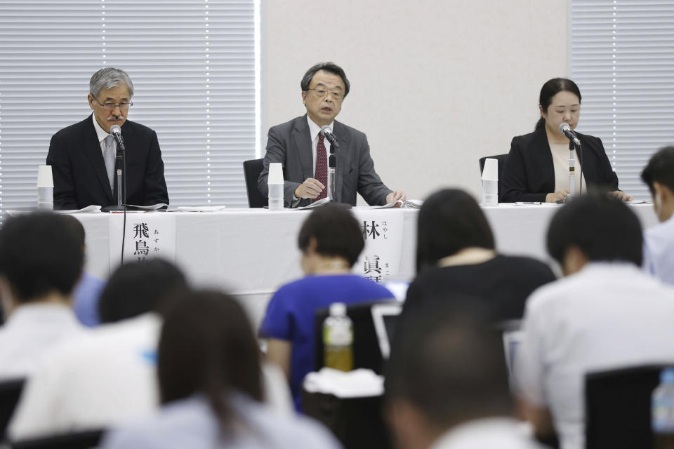 El abogado y exfiscal Makoto Hayashi, centro, habla durante una conferencia de prensa en Tokio el 29 de agosto de 2023. El equipo de investigación, creado para inspeccionar a una poderosa agencia de talento para bandas de chicos japonesas, cuyo fundador es acusado de abusar sexualmente de cientos de personas, incluyendo menores de edad, recomendó el martes que la directora ejecutiva renuncie para asumir la responsabilidad. Hayashi, quien dirige la investigación, dijo que el equipo también recomienda una compensación financiera para aquellos que han denunciado y que denunciarán. (Kyodo News vía AP)