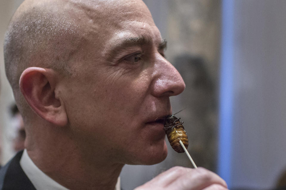 El fundador de Amazon, Jeff Bezos, prueba una cucaracha en un festival culinario celebrado en 2014.  REUTERS/Andrew Kelly 