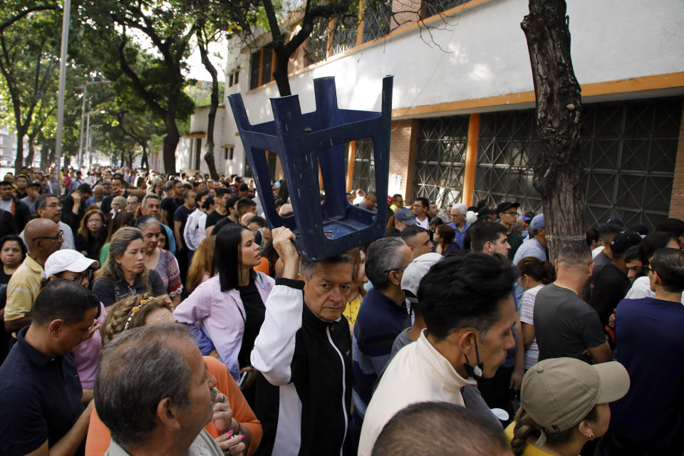 Los votantes hacen fila durante las elecciones presidenciales en la Escuela Andrés Bello, el principal centro de votación en Caracas, Venezuela, el domingo 28 de julio de 2024. (AP Foto/Cristian Hernández)