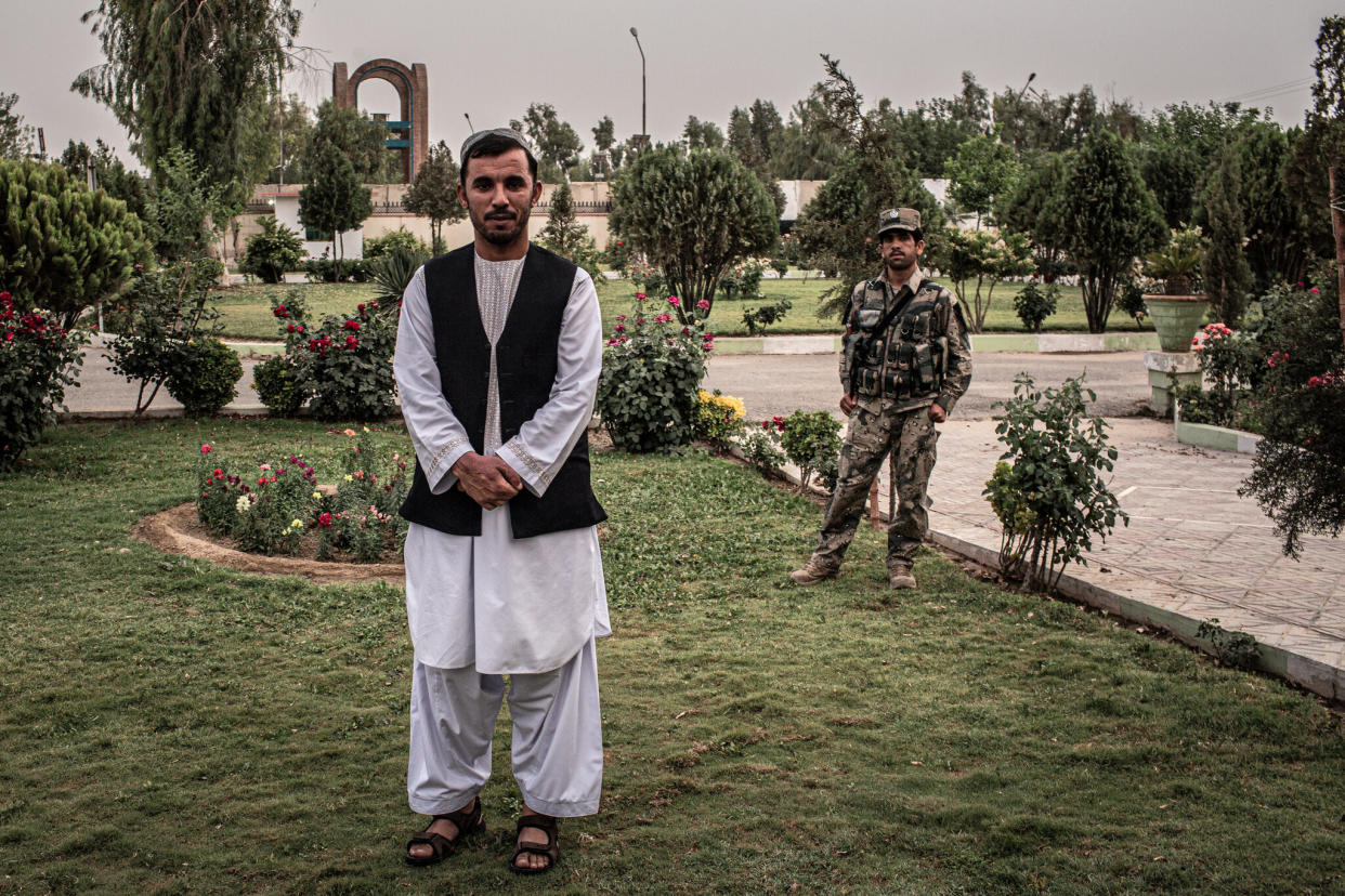 El general Abdul Raziq custodiado por uno de sus numerosos guardaespaldas, en su casa de la ciudad de Kandahar en 2015. (Bryan Denton/The New York Times)