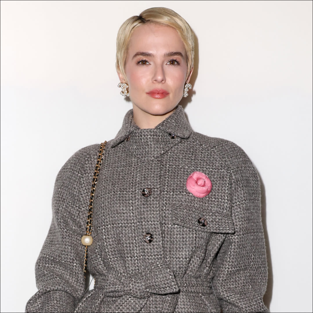  Zoey Deutch attends the Chanel show with a platinum blonde pixie cut. 