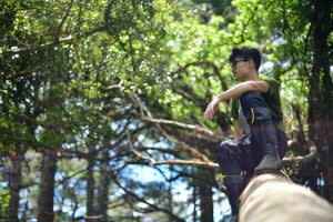 松針地毯走起來好軟 | A carpet of pine needles keeps the path soft to the touch. (攝影師敏敏提供｜Courtesy of Min Min)