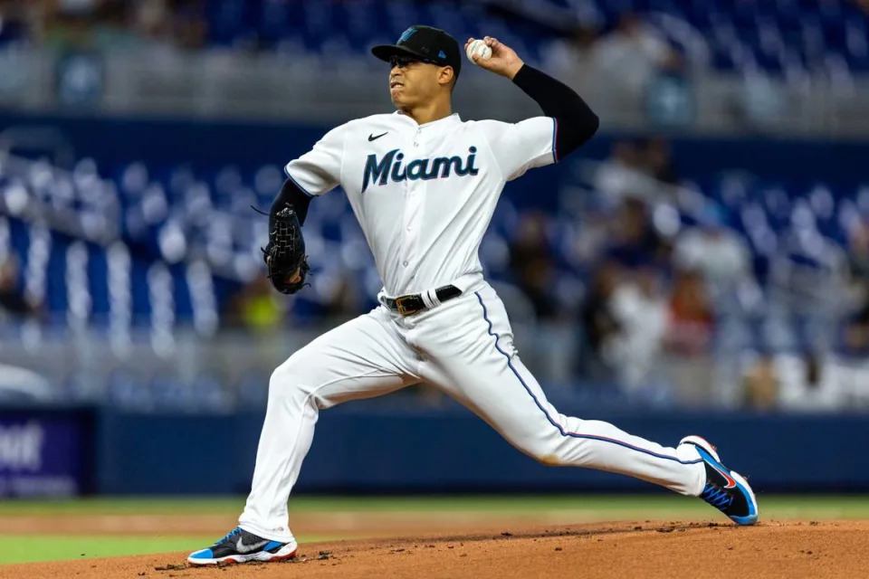 El abridor de los Marlins Jesús Luzardo lanza en el primer inning del partido ante los Nacionales de Washington, celebrado el 16 de mayo de 2023 en Miami.