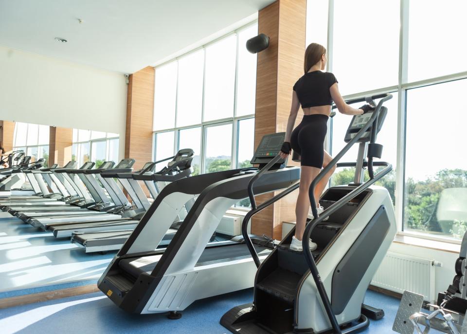 Die elektrische Treppe im Fitnessstudio ist nicht effektiver als andere Cardio-Geräte. - Copyright: Vladimir Sukhachev / Getty Images