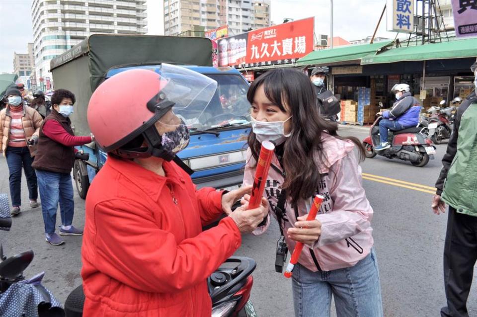 高雄市議員黃捷發春聯現場畫面。（圖／取自臉書「黃捷 高雄市議員」）