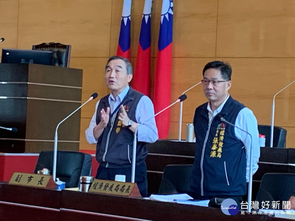台中市副市長黃國榮(左)解釋「地標的意義不在高」；經發局長張峯源(右)則說明台灣智慧中心的興建進度。曾雪蒨攝