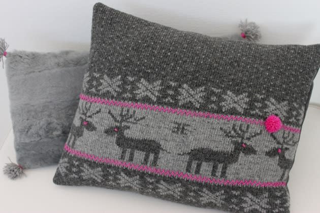 Können Sie es schon nicht mehr erwarten, Ihre Wohnung weihnachtlich zu schmücken? Mit diesem niedlichen Hirschkissen dürfen Sie schon jetzt dezent mit dem Dekorieren beginnen. Die Rückseite des handgestrickten Bezugs besteht aus grauem Samt mit einer Knopfleisten und zwei echten Perlmuttknöpfen. Diese Kissenhülle für 28 Euro und viele andere wunderschöne selbstgestrickte Bezüge finden Sie unter www.dawanda.com.