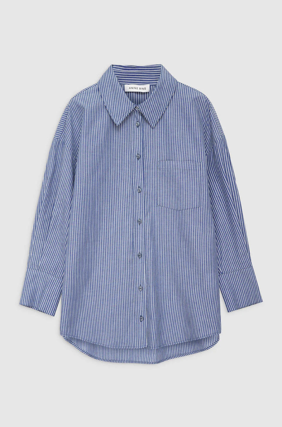 Prix : 90 euros au lieu de 200 euros<br><br><a href="https://eu.aninebing.com/collections/sale/products/mika-shirt-blue-and-white-stripe" rel="nofollow noopener" target="_blank" data-ylk="slk:Acheter;elm:context_link;itc:0;sec:content-canvas" class="link ">Acheter</a>