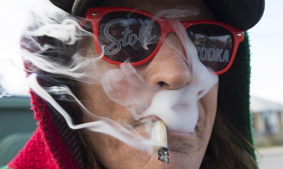 Bill Semeniuk, de 67 años, fuma cannabis en Kamloops, Columbia Británica, el miércoles 17 de octubre de 2018. (Jonathan Hayward/The Canadian Press via AP)