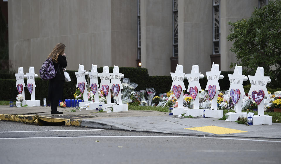 Un memorial a las 11 personas judías asesinadas por un tirador dentro de la Sinagoga Árbol de la Vida en Pittsburgh. (Getty Images)