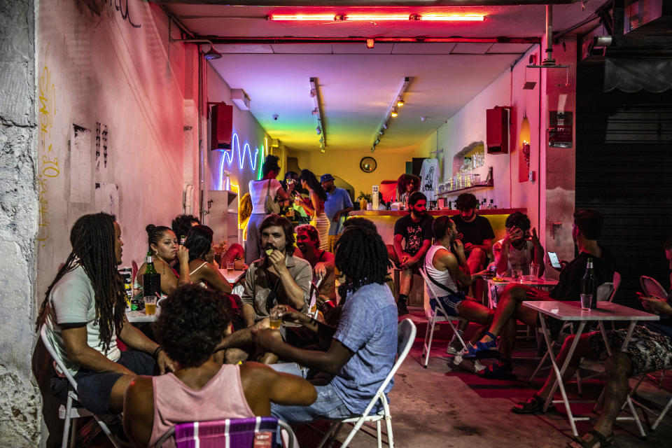 Turistas y lugareños disfrutan el atardecer en la playa Arpoador de Río de Janeiro, el 15 de febrero de 2023. (Dado Galdieri/The New York Times)