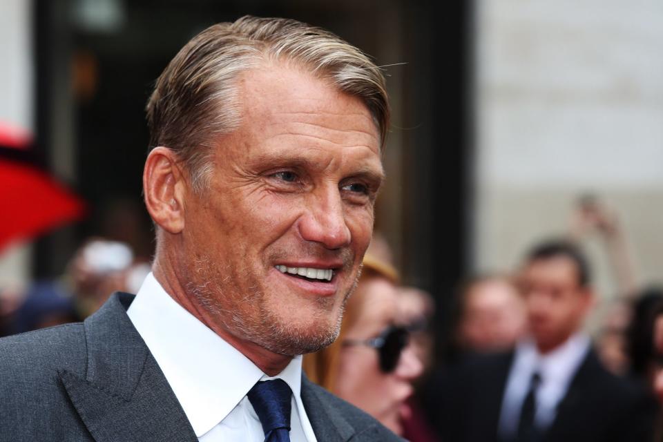 Bevor Dolph Lundgren modelte und schauspielerte, besuchte der Kampfsportler mehrere Universitäten und machte einen Abschluss als Chemieingenieur. Unter anderem erhielt er ein Stipendium für das berühmte Massachusetts Institute of Technology (MIT) in Cambridge. Sein IQ beträgt beachtliche 160 Punkte. (Bild: Chirs Jackson / Getty Images)