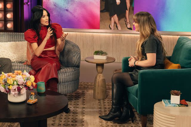<p>Weiss Eubanks/NBCUniversal</p> Abigail Spencer and Kelly Clarkson on The Kelly Clarkson Show.