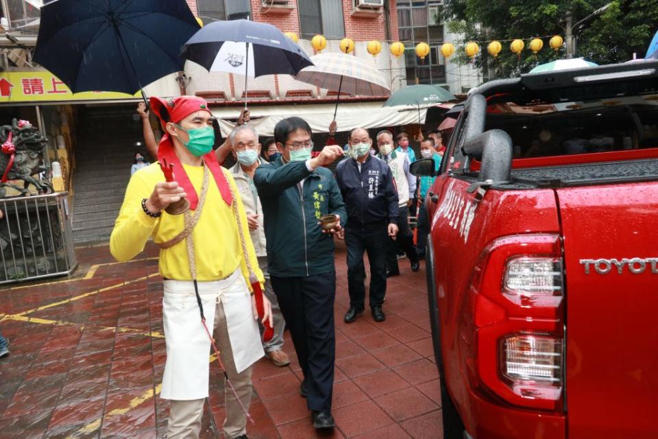 市長黃偉哲在玉皇宮法師引領下為災勘車舉行淨車儀式，祈求救災順利、行車平安。 （記者陳俊文攝）