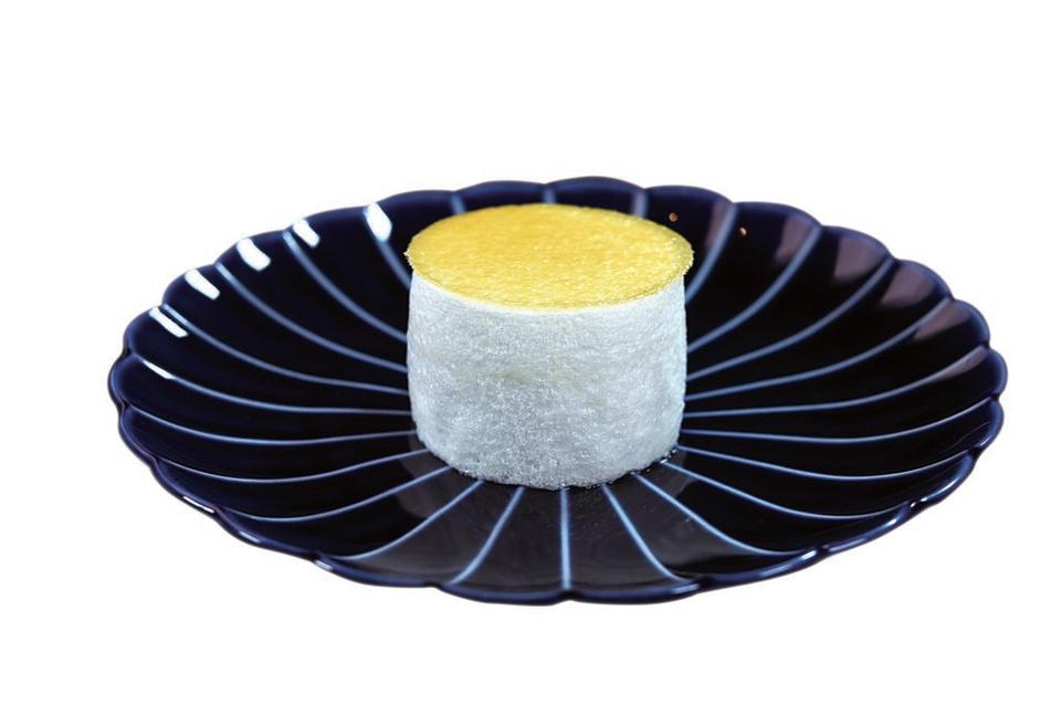 〈香草漂浮島〉是法國經典家常甜點，蛋白霜包裹著冰涼的蛋奶甜醬，上頭淋上焦糖醬或杏仁片。圖／姚舜