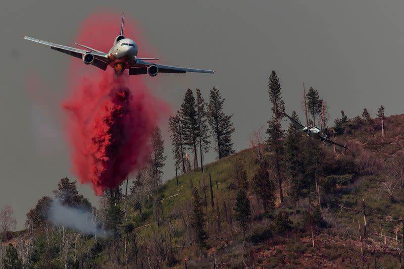 El incendio de Oak arde en California