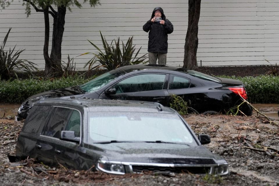 美國加州再度受到大氣河流帶來的暴雨侵襲，洛杉磯市區多地發生土石流災情。美聯社