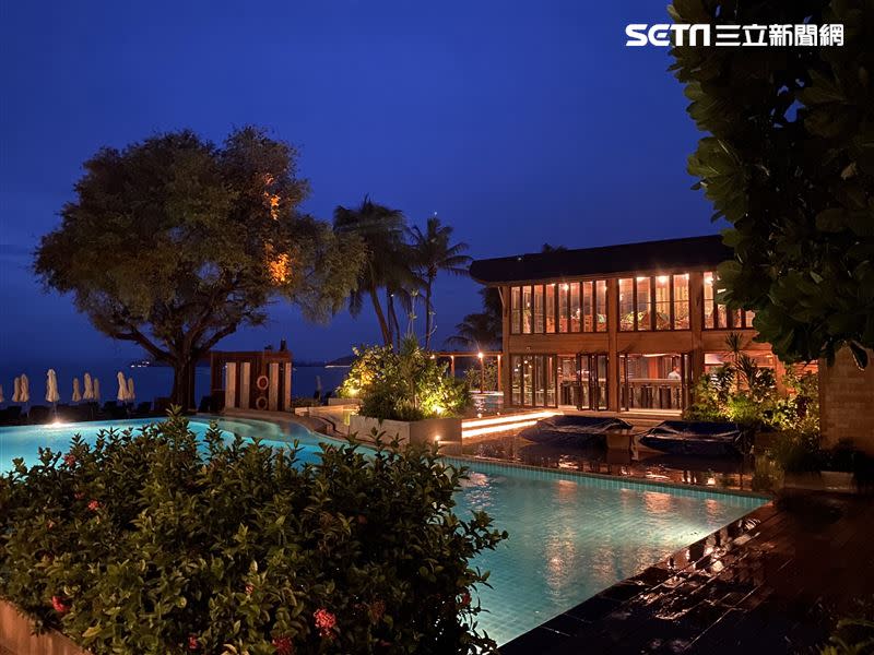 位於椰子島上的五星級渡假村擁有泳池、酒吧等設施。（圖／記者楊晏琳攝影）
