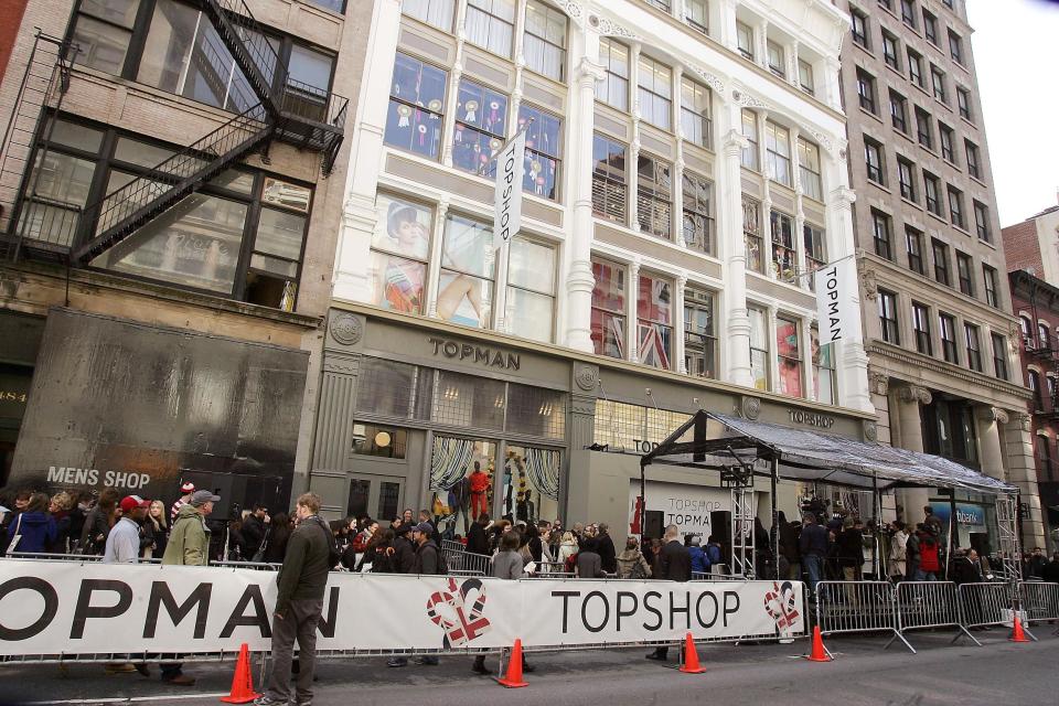 ©2009 RAMEY PHOTO USA, Australia and South Africa rights only New York, NY, April 2, 2009. British Top Model Kate Moss arriving at the grand opening of the Topshop store in New York then she having lunch with Topshop owner, Sir Philip Green at the french restaurant Pastis in The Meat Packing District. Charles Guerin/ABACAUSA (Photo by Philip Ramey/Corbis via Getty Images)