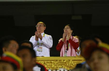 Myanmar's President Thein Sein and his wife Khin Khin Win clap during the closing ceremony of the 27th SEA Games in Naypyitaw December 22, 2013. REUTERS/Soe Zeya Tun