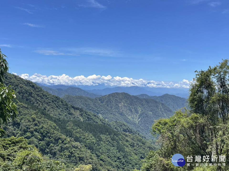 27K遠眺山景。