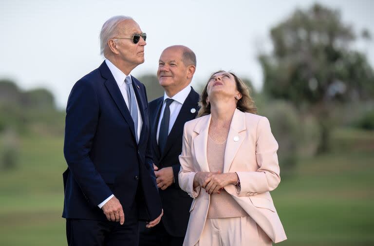 Joe Biden, el canciller alemán, Olaf Scholz, y la primera ministra, Giorgia Meloni, durante el espectáculo de los paracaidistas