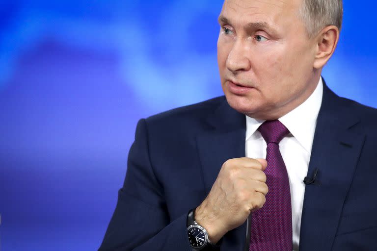 El presidente ruso Vladimir Putin gesticula durante su programa anual de llamadas en vivo en Moscú el miércoles, 30 de junio del 2021