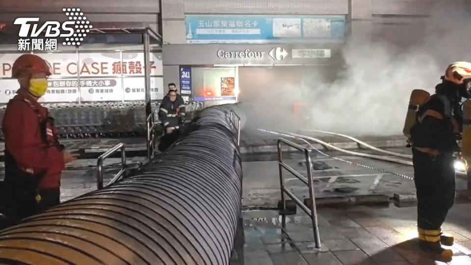 家樂福中原店在本月3日起火，至少得停業2週。（圖／TVBS）