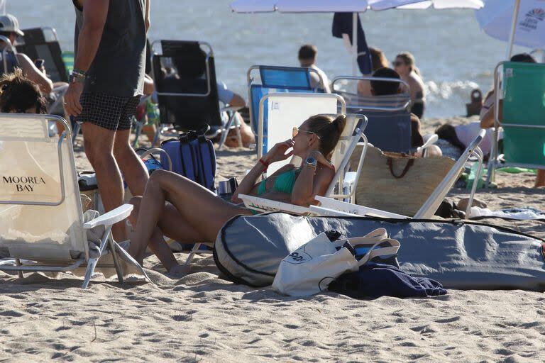 Así, la flamante pareja disfrutó de las primeras tardes de la temporada en la exclusiva playa Bikini