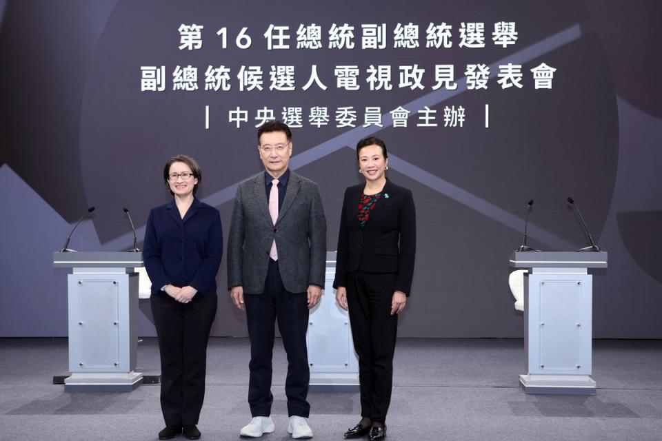副總統公辦政見會，出席者蕭美琴、趙少康、吳欣盈（由左至右）   圖：中選會提供