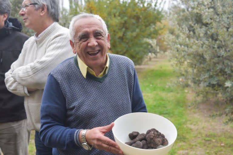 El productor Humberto Castro, productor de trufas. Está expandiendo la producción de trufas en Choele Choel