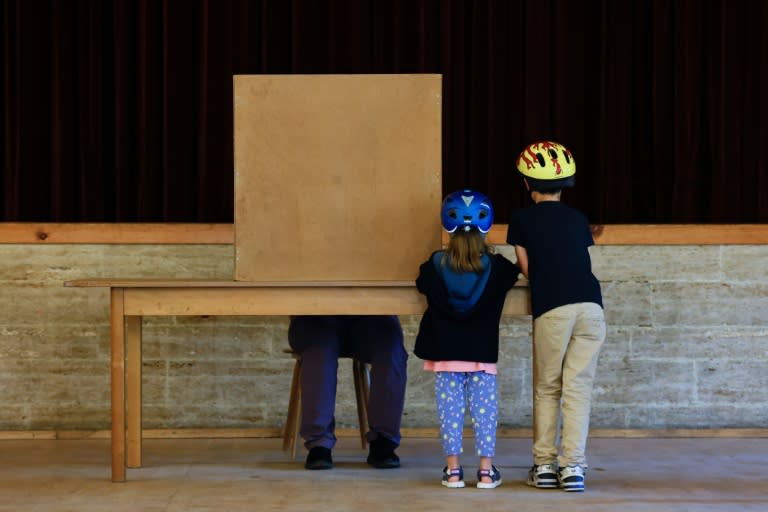 Dos niños, fotografiados en un centro de votación de las elecciones europeas en Huglfing, en el sur de Alemania, el 9 de junio de 2024 (Michaela Stache)