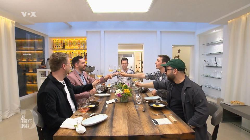 Die letzte Vorspeise der Woche, Ravioli auf Spinat, steht auf dem Tisch. Von links: David, Robin, Gastgeber Max, Niko und Alp.
 (Bild: RTL)