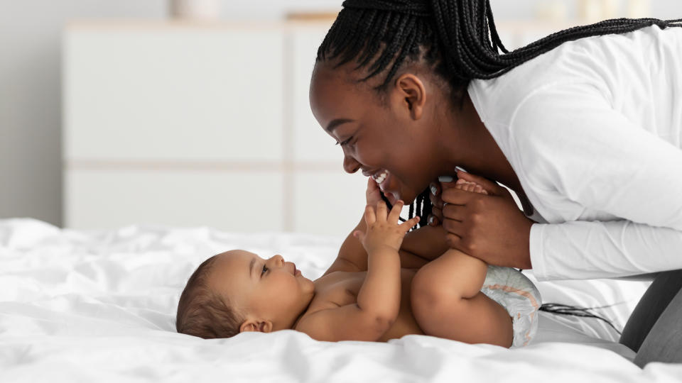 Wenn Erwachsene mit Kleinkindern kommunizieren, verfallen sie häufig in einen ähnlichen Singsang