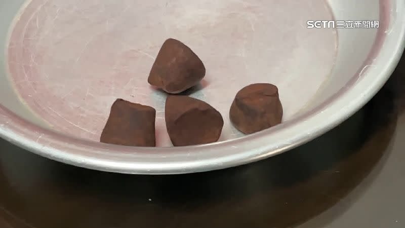 烘焙師傅建議巧克力還是要冰在冰箱。