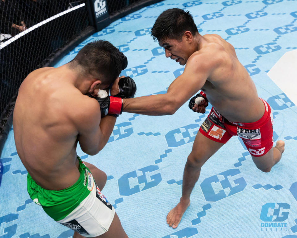 David Martínez durante su batalla con Axel Osuna. (Cortesía de Scott Hirano/Combate Global).