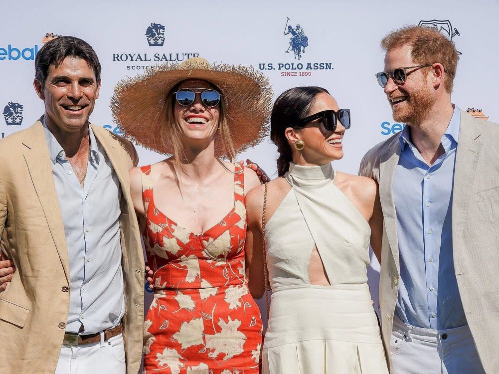 Prinz Harry (r.) und Kumpel Ignacio "Nacho" Figueras mit ihren Ehefrauen Herzogin Meghan (r.) und Delfina. (Bild: Action Press/Thomas Cordy / USA TODAY NETWORK/Sipa USA)